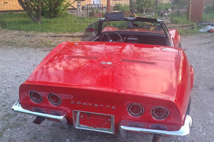 Rød Chevrolet Corvette fra 1968