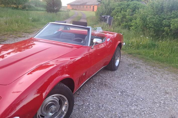 Rød Chevrolet Corvette fra 1968