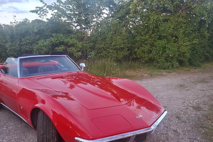 Rød Chevrolet Corvette fra 1968