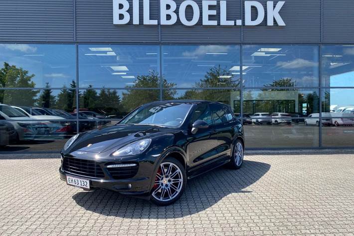 Sort Porsche Cayenne GTS fra 2013 set udefra