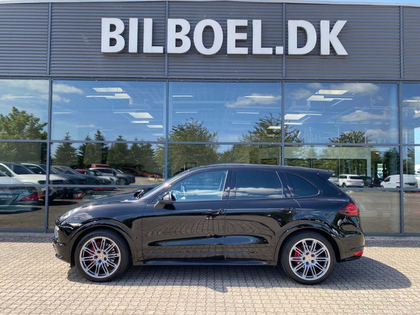 Sort Porsche Cayenne GTS fra 2013