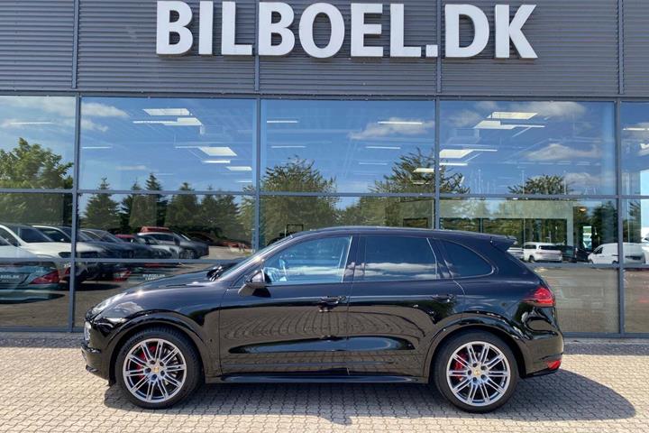 Sort Porsche Cayenne GTS fra 2013