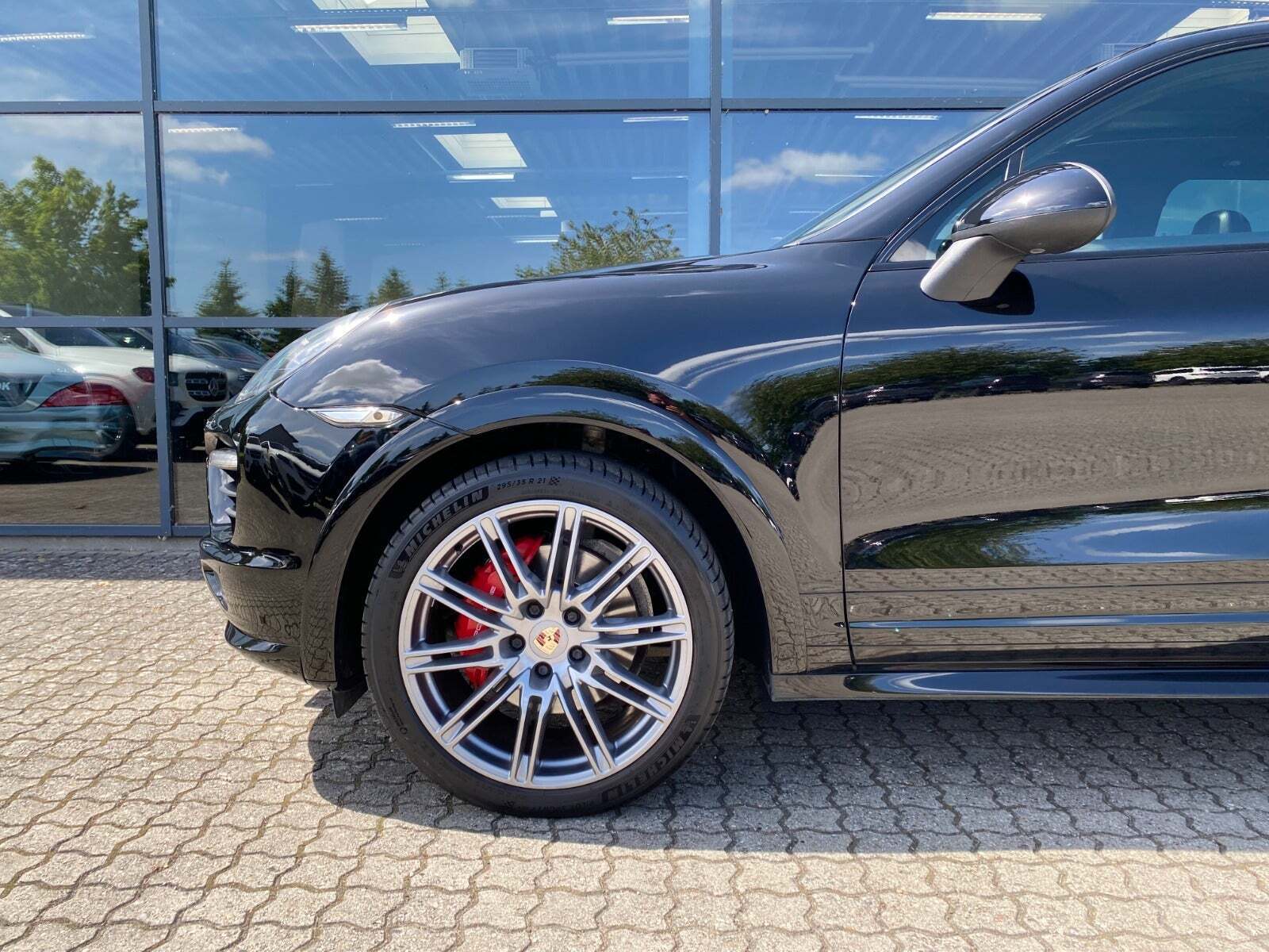 Sort Porsche Cayenne GTS fra 2013