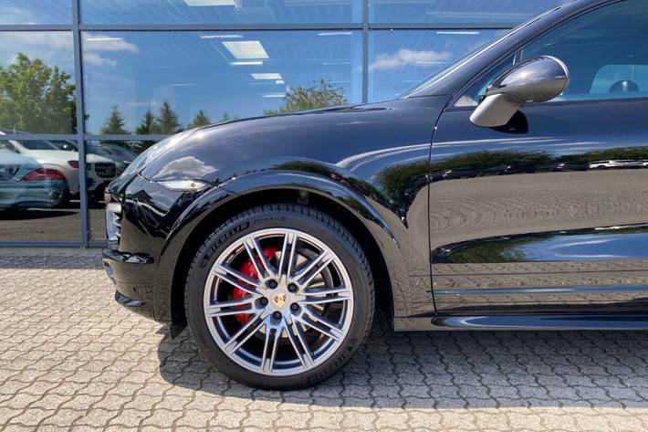 Sort Porsche Cayenne GTS fra 2013