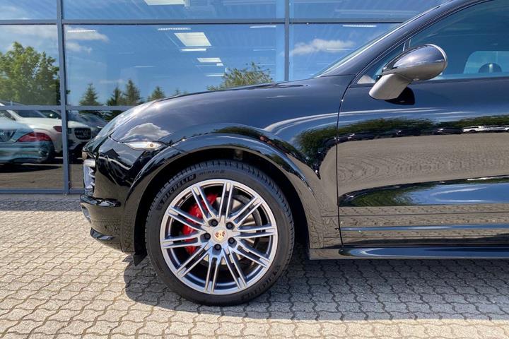Sort Porsche Cayenne GTS fra 2013