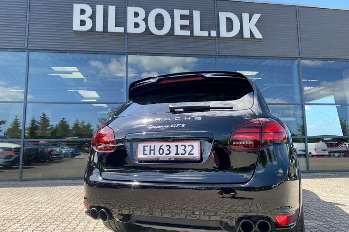 Sort Porsche Cayenne GTS fra 2013 set udefra