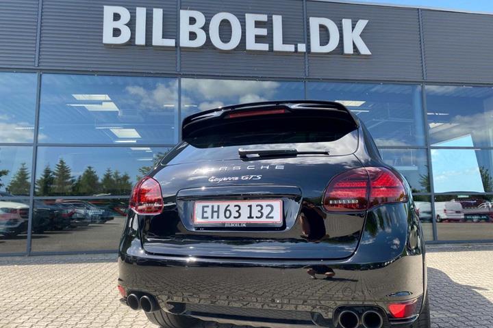Sort Porsche Cayenne GTS fra 2013 set udefra
