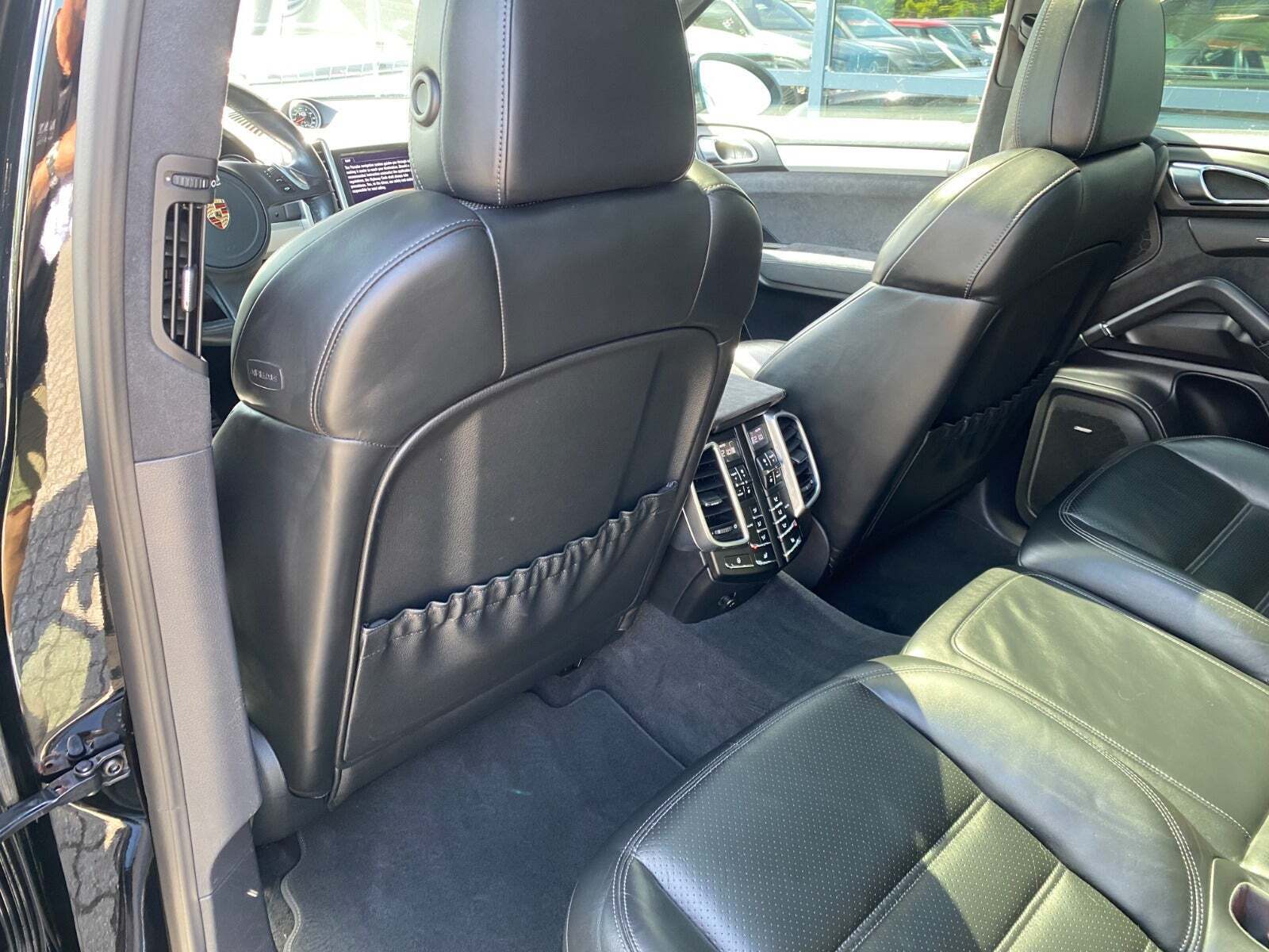 Sort Porsche Cayenne GTS fra 2013