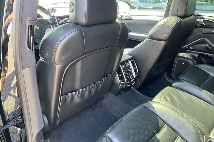 Sort Porsche Cayenne GTS fra 2013