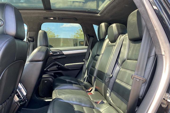 Sort Porsche Cayenne GTS fra 2013