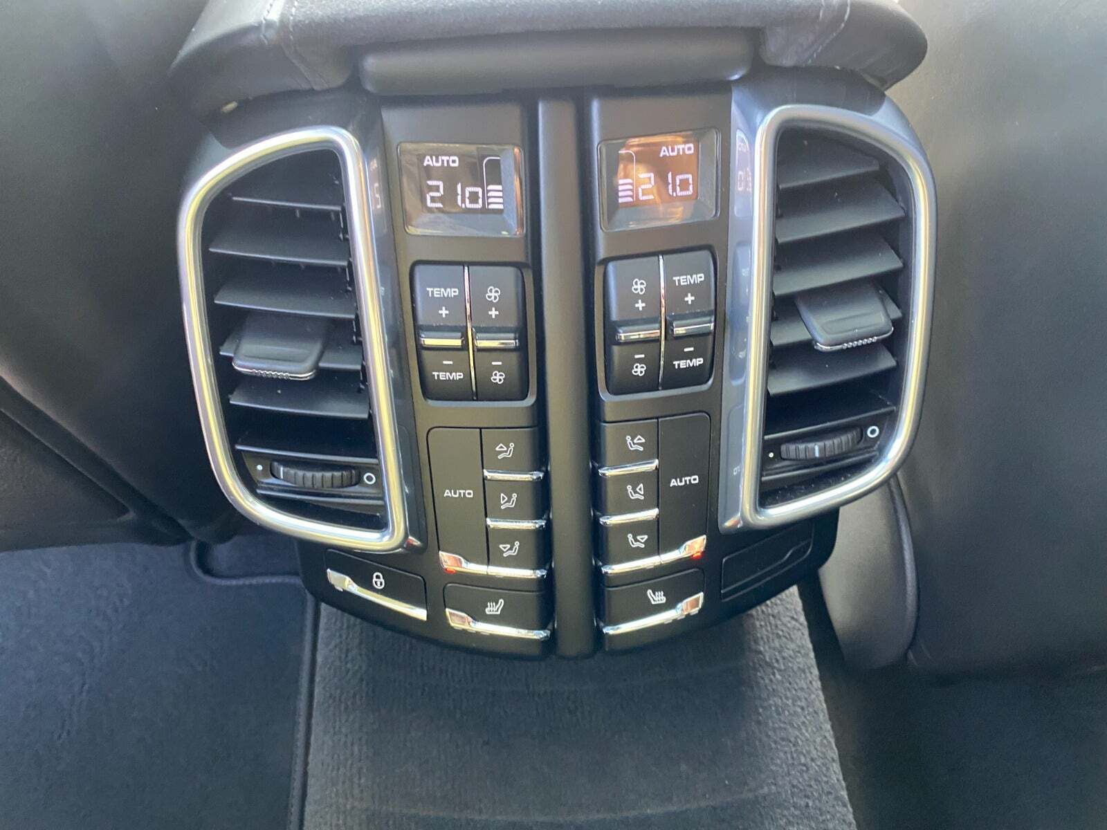 Sort Porsche Cayenne GTS fra 2013