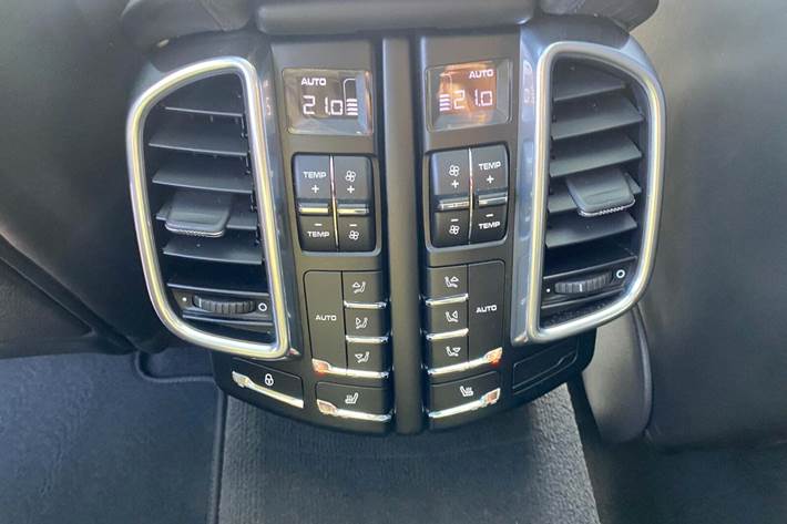 Sort Porsche Cayenne GTS fra 2013