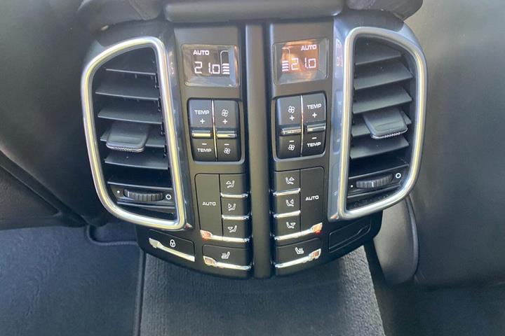 Sort Porsche Cayenne GTS fra 2013