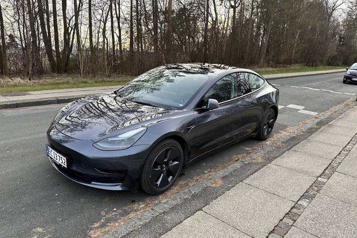Grå Tesla Model 3 fra 2022