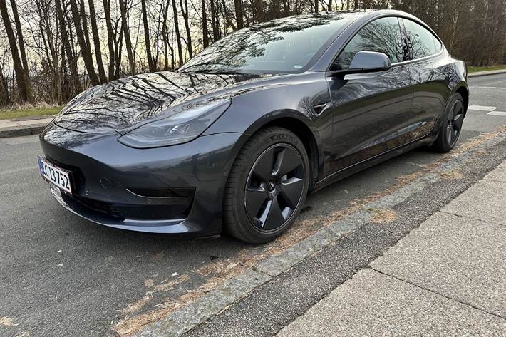 Grå Tesla Model 3 fra 2022