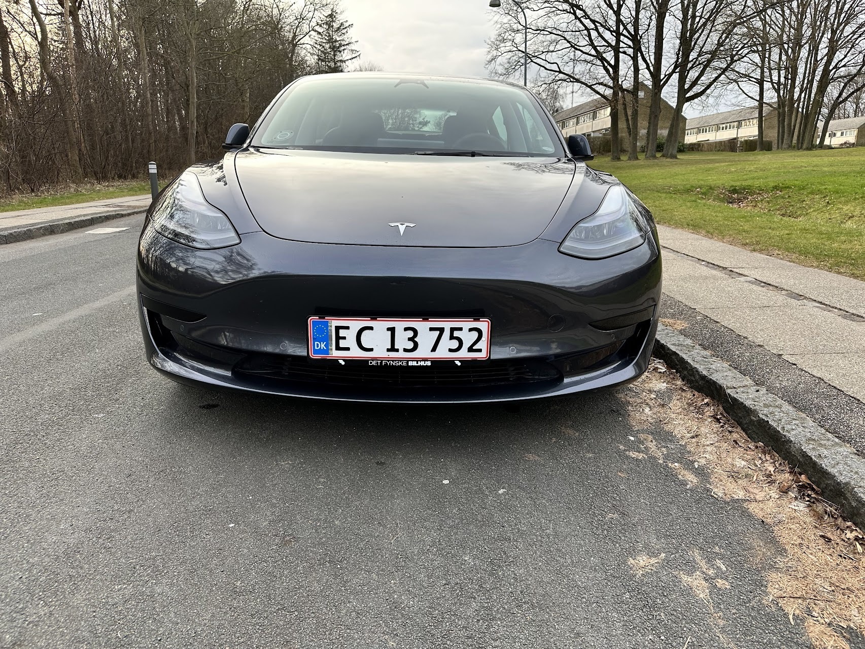 Grå Tesla Model 3 fra 2022