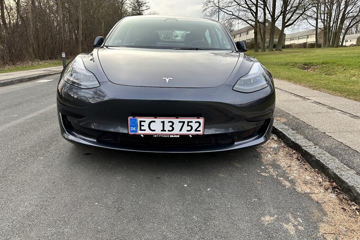 Grå Tesla Model 3 fra 2022
