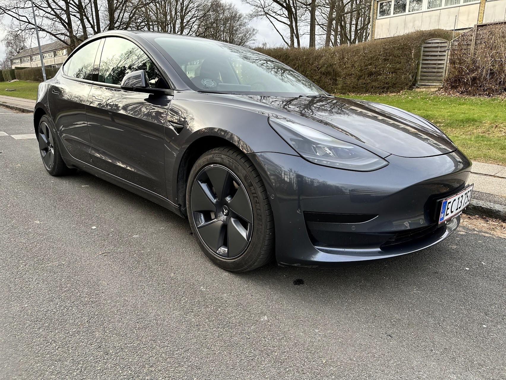 Grå Tesla Model 3 fra 2022