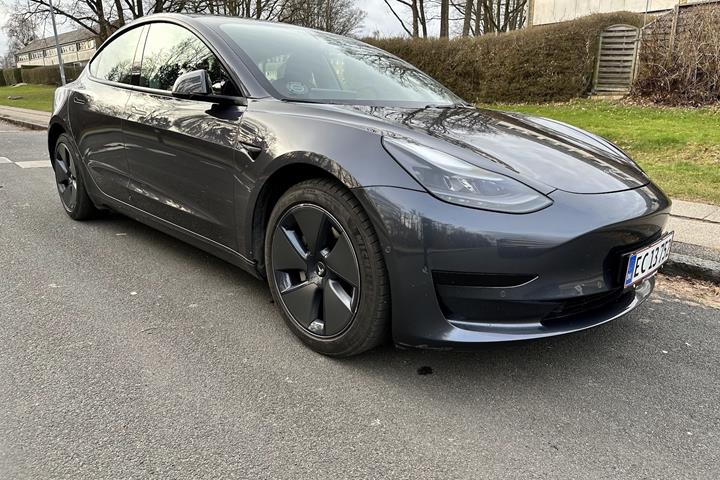 Grå Tesla Model 3 fra 2022
