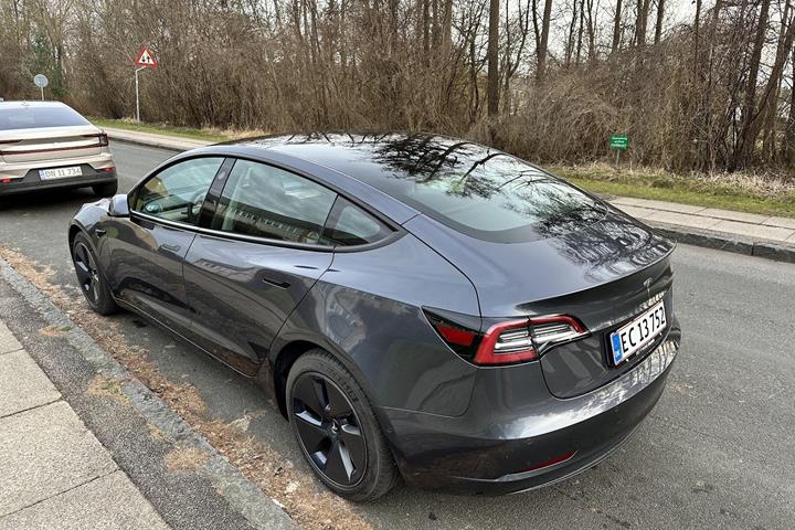 Grå Tesla Model 3 fra 2022