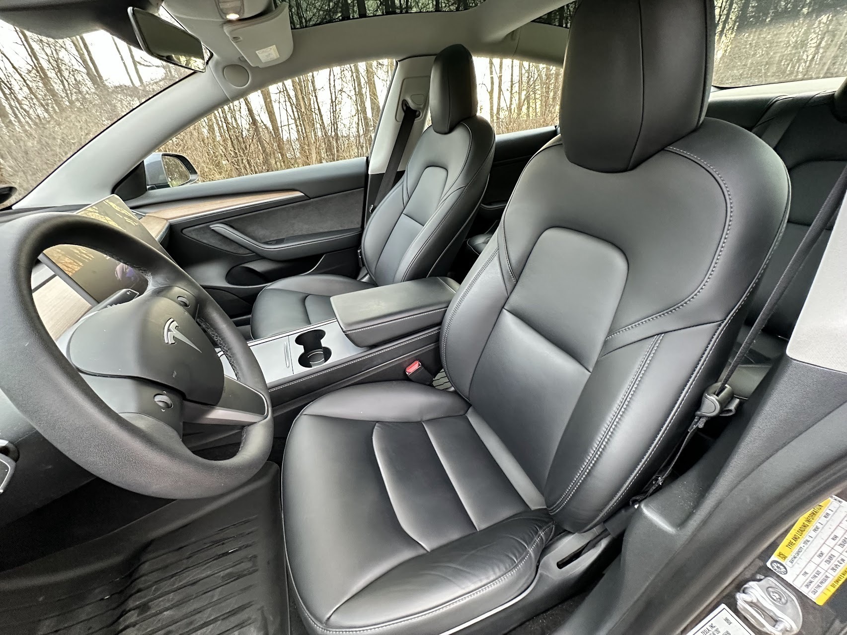 Grå Tesla Model 3 fra 2022