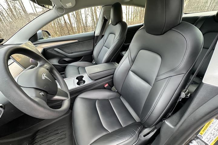 Grå Tesla Model 3 fra 2022