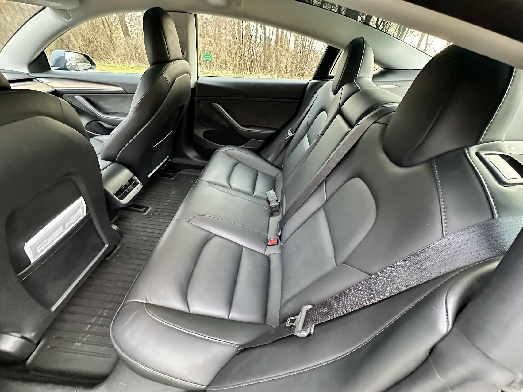 Grå Tesla Model 3 fra 2022