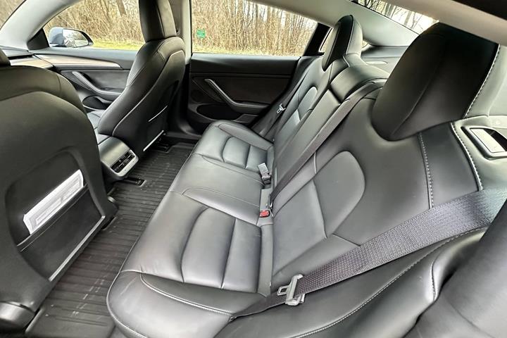Grå Tesla Model 3 fra 2022
