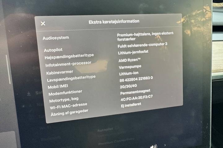 Grå Tesla Model 3 fra 2022