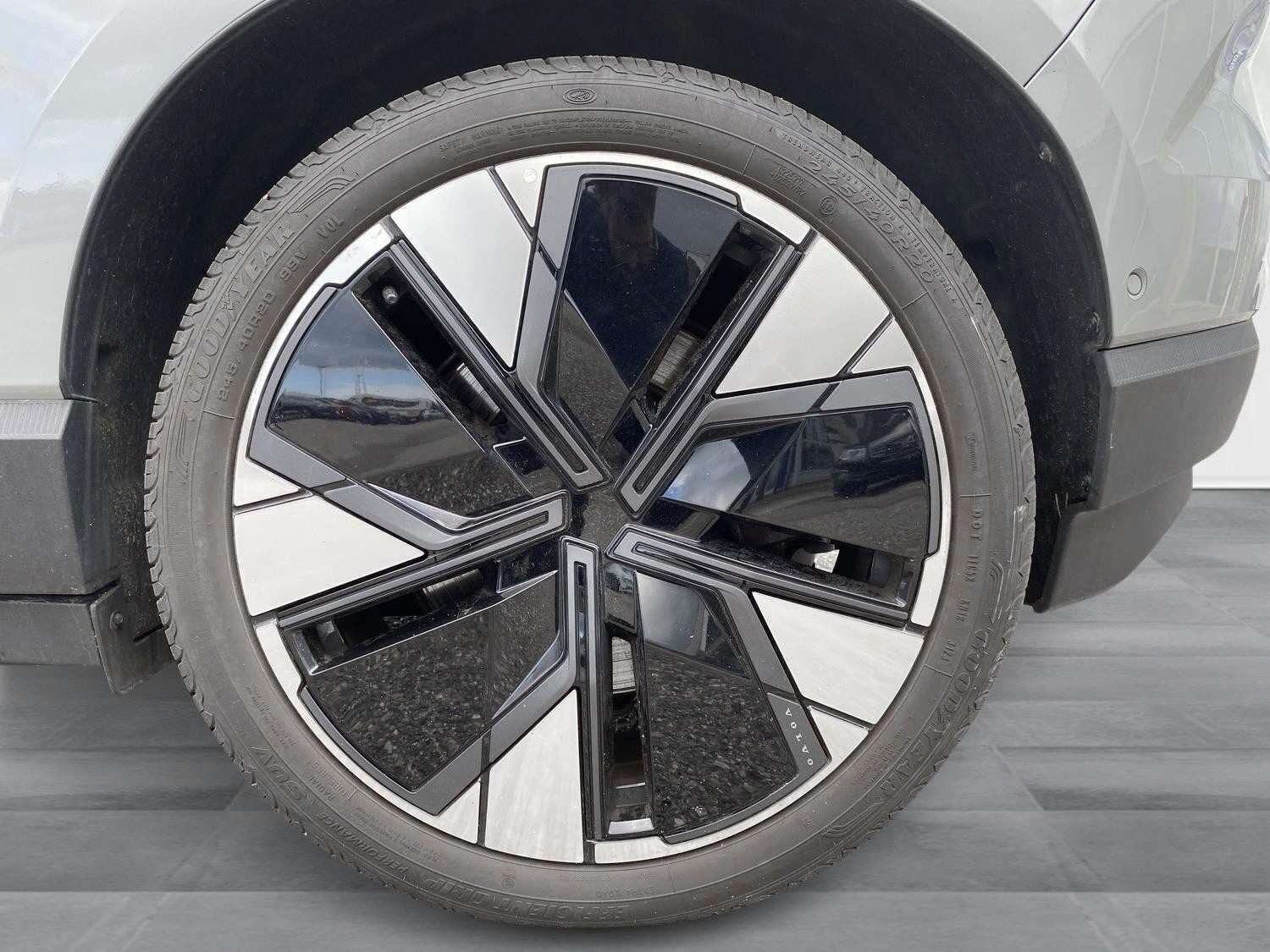 Grå Volvo EX30 fra 2025