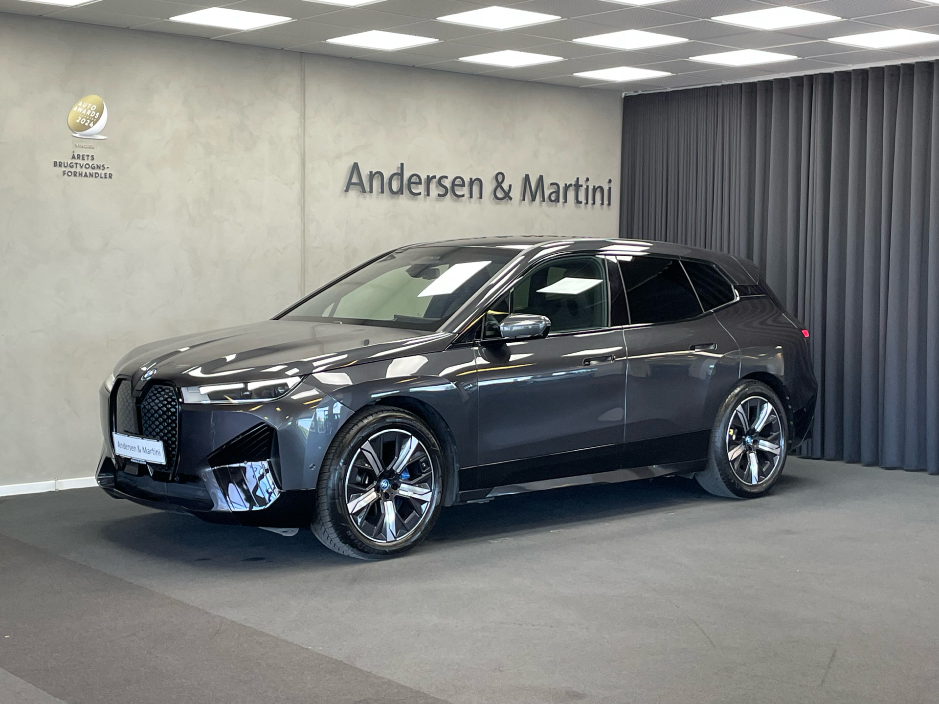 Grå BMW iX fra 2022