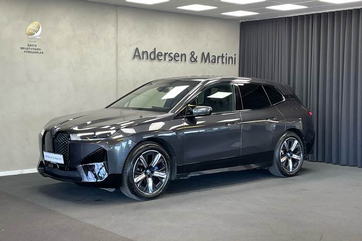 Grå BMW iX fra 2022