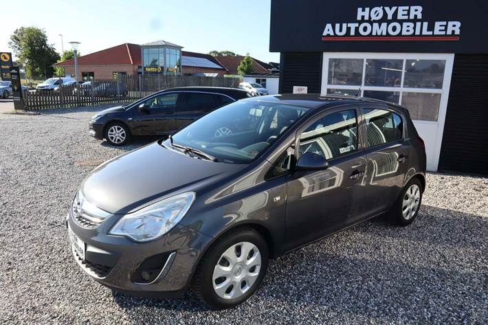 Sort Opel Corsa fra 2012 set udefra