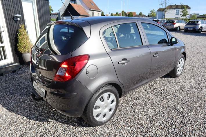Sort Opel Corsa fra 2012