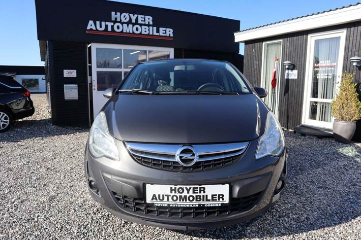Sort Opel Corsa fra 2012
