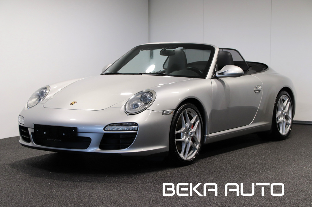 Sølv Porsche 911 Carrera S fra 2010 set udefra