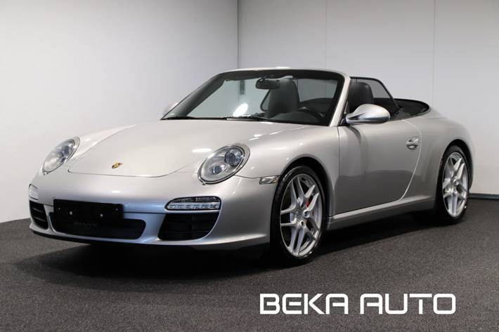 Sølv Porsche 911 Carrera S fra 2010 set udefra