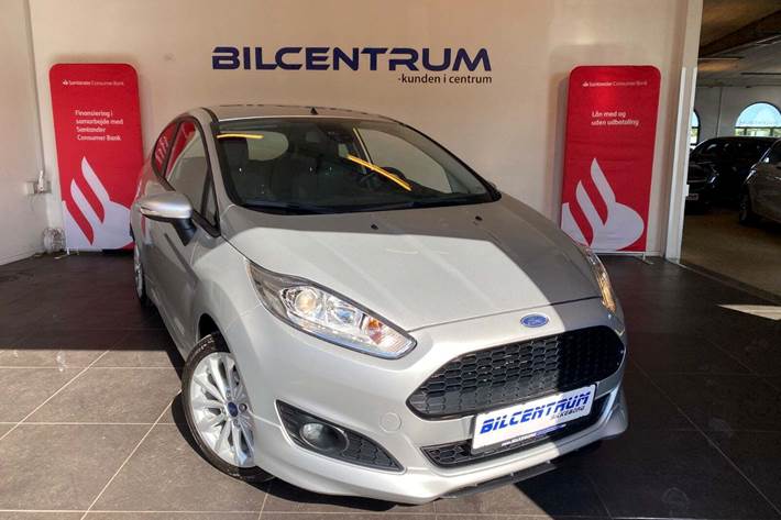 Sølv Ford Fiesta fra 2014 set udefra