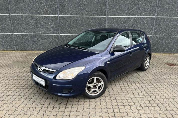 Blå Hyundai i30 fra 2007 set udefra