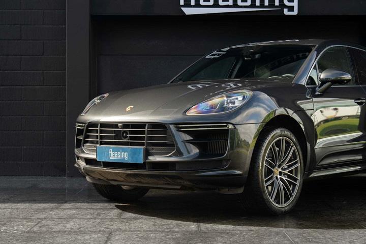Grå Porsche Macan Turbo fra 2020 set udefra