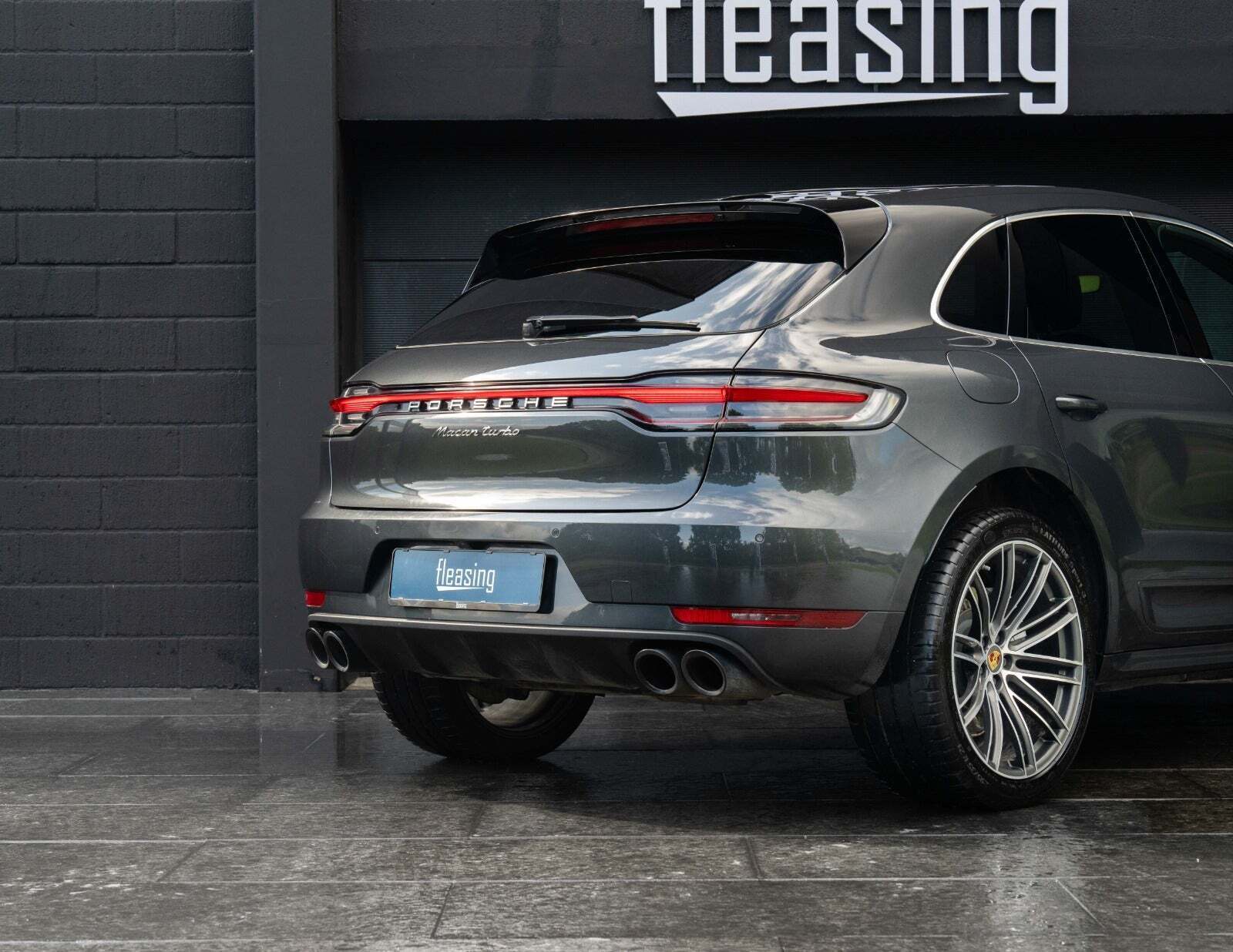 Grå Porsche Macan Turbo fra 2020