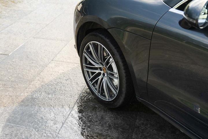 Grå Porsche Macan Turbo fra 2020 set udefra