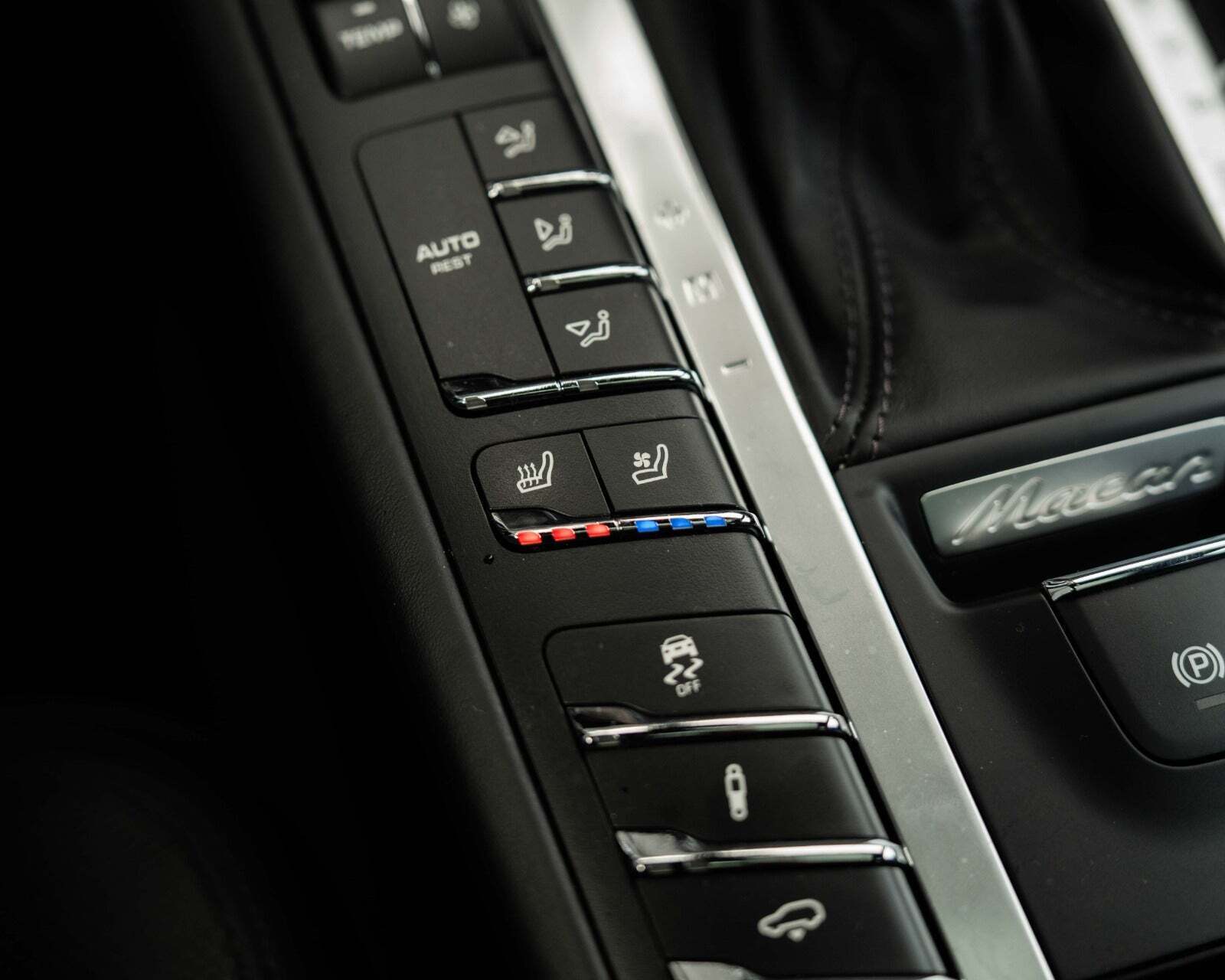 Grå Porsche Macan Turbo fra 2020
