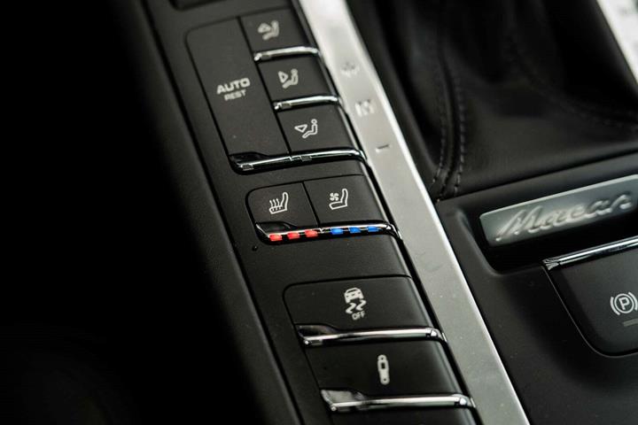 Grå Porsche Macan Turbo fra 2020