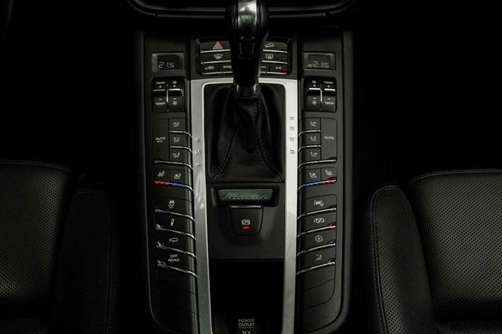 Grå Porsche Macan Turbo fra 2020