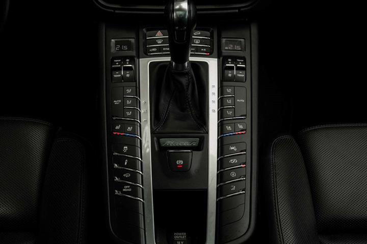 Grå Porsche Macan Turbo fra 2020