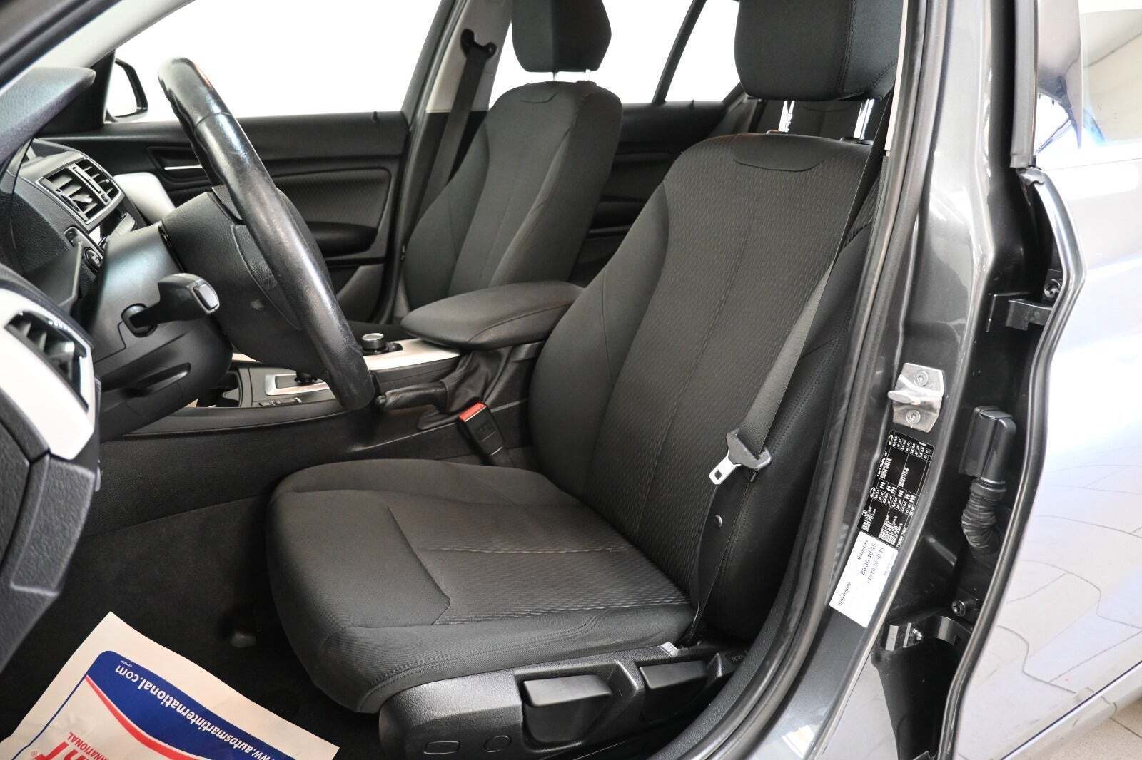 Grå BMW 120d fra 2018