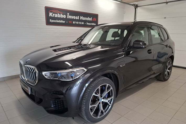 Sort BMW X5 fra 2022 set udefra