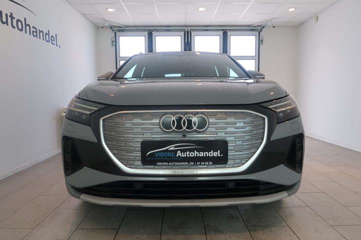 Grå Audi Q4 e-tron fra 2022 set udefra