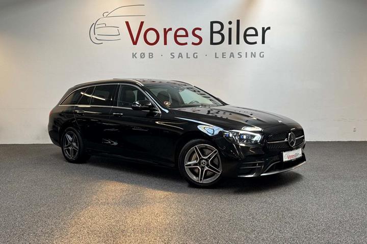 Sort Mercedes E300 de fra 2020 set udefra